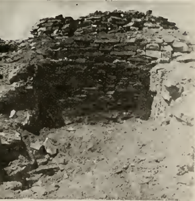 niche in th ewall of rectangular room